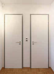 Zwei Türen nebeneinander