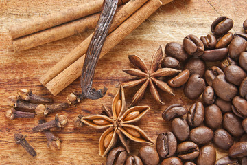 Kawa z przyprawami na tle drewna