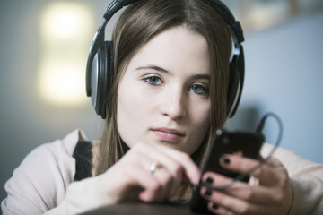 mädchen hört musik mit kopfhörer