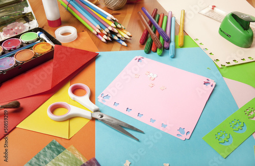 "Basteltisch" Stockfotos und lizenzfreie Bilder auf Fotolia.com - Bild