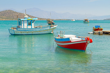 Fototapeta na wymiar Białe greckie łodzie na wybrzeżu Krety