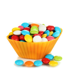 Fototapeta na wymiar Kolorowe cukierki w ciastko przypadku samodzielnie na białym tle