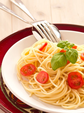 Spaghetti mit Cocktail Tomaten und frischem Basilikum