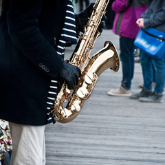 saxophoniste sur le pont des Arts à Paris
