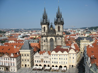 Obraz premium Blick auf Marktplatz und Teynkirche - Prag