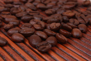 Kaffee auf Röstbrett