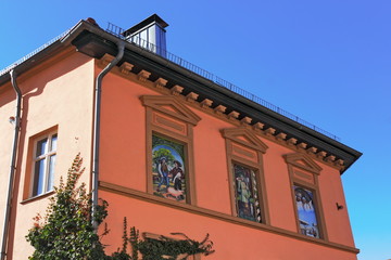 Fototapeta na wymiar Haus mit bemalten Fenstern