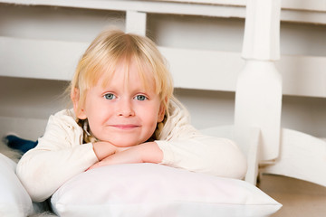 Naklejka premium girl lying on a floor