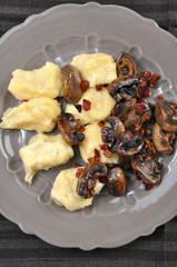 Gnocchi mit gebratenen Pilzen und Speck