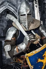 Foto auf Glas Porträt eines gepanzerten Mannes mit Schwert und Schild © Fxquadro