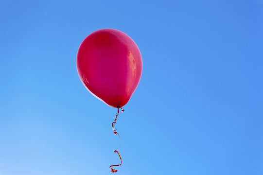 ballon rouge sur fond de ciel bleu