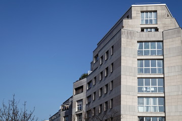 Fototapeta premium Immeuble et ciel bleu