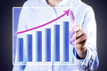 hombre con gráfico del crecimiento