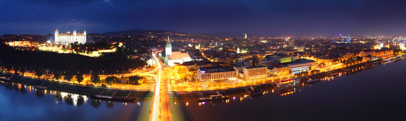 Fototapeta na wymiar Bratislava panorama w nocy - widok z lotu ptaka