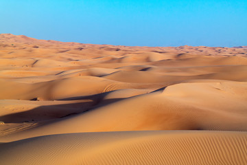 Fototapeta na wymiar Arabian tło pustynia, na błękitnym niebie