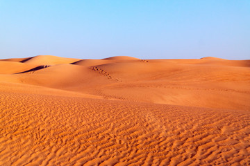 Fototapeta na wymiar Arabian tło pustynia, na błękitnym niebie