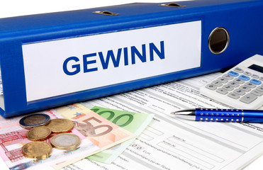 Gewinn Ordner mit Geld und Taschenrechner