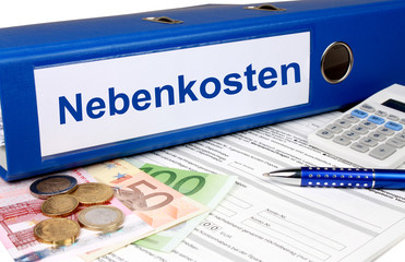 Nebenkostenordner mit Geld und Taschenrechner
