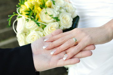 Obraz na płótnie Canvas wedding bouquet and hands