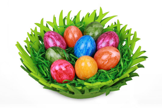 Osterkorb mit bunten Eiern