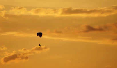 Deurstickers Luchtsport Paragliden vliegt door de nachtelijke hemel