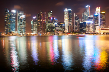 Fototapeta na wymiar Singapur w nocy Śródmieście