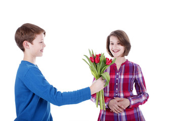 Junge überreicht Mädchen einen Blumenstrauss - erstes Date