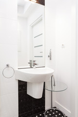 Vibrant cottage - Sink in a bathroom