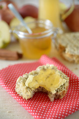 Angebissene Scheibe Brot mit Apfelgelee