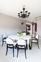 Vibrant cottage - White dining room