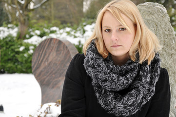 Junge Frau trauert auf Friedhof