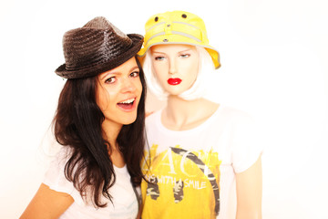 Frau mit Schaufensterpuppe