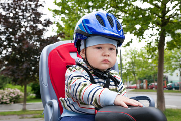 Fototapeta na wymiar little boy with blue helmet on bicycle