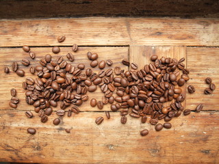 Kaffeebohnen auf altem Holzbrett