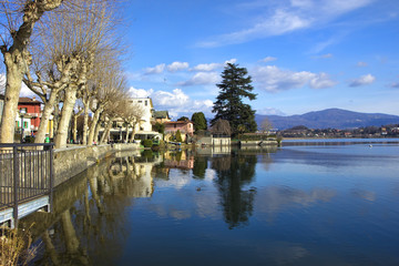 Fototapeta na wymiar Parapendio sul lago di Pusiano