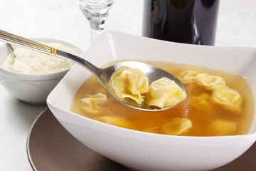Ravioli in brodo su tovaglia bianca
