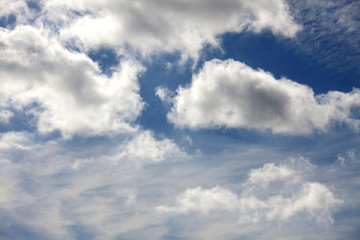 Fototapeta na wymiar Błękitne niebo z bliska chmury