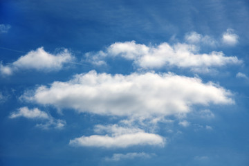 Naklejka na ściany i meble Błękitne niebo z bliska chmury