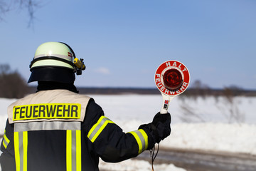 Feuerwehr Einsatz Feuerwehrmann mit Warnkelle