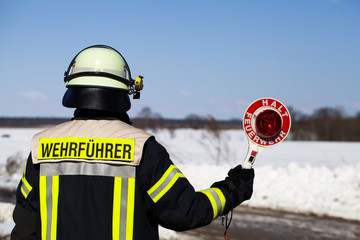 Feuerwehr Einsatz Wehrführer sperrt eine Strasse