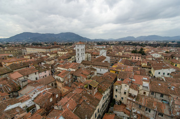 Fototapeta na wymiar Aerial View of Lucca z wieży zegara 's