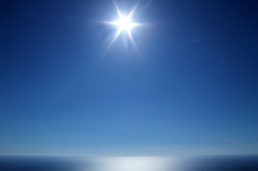 Fototapeta premium aufgehende Sonne über dem Meer