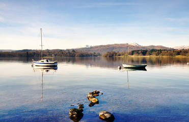 Obraz premium Two boats on Windermere with mountain backdrop