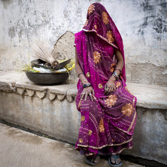 Femme voilée de la caste des Intouchables, Rajasthan. - obrazy, fototapety, plakaty