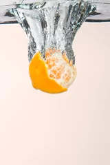 Rolgordijnen Sinaasappel valt in het water © Alta Oosthuizen
