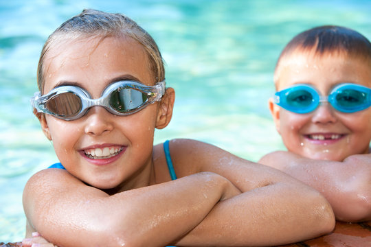 Kids in swimming pool with goggles.