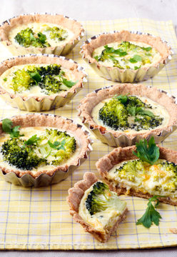 Broccoli mini tarts