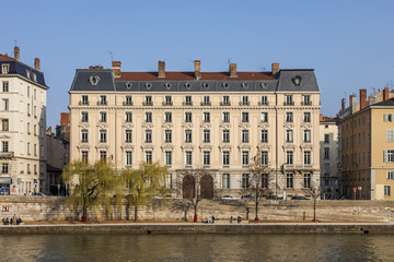 Fototapeta na wymiar dawny budynek w stylu empire na brzegiem Saône w Lyonie