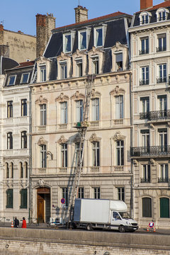 camion de d&eacute;m&eacute;nagement professionnel et bel immeuble ancien