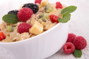 oatmeal with berries
